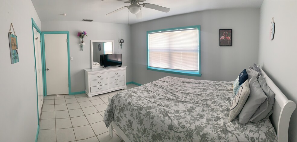 White Bedroom - 410 SW 47th St