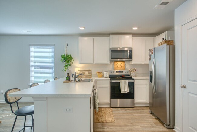 Building Photo - Charming 4-Bedroom Home in Desirable Waterside Community – Surf City, NC