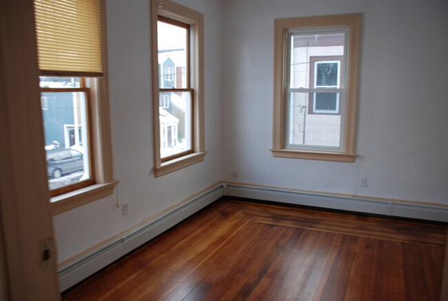 Building Photo - 381 Pine St