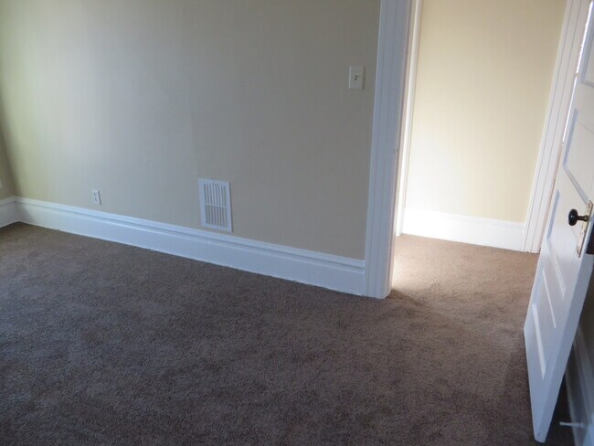 Building Photo - 5 Bedroom Home in the very core of Downtown (West Central, Downtown)