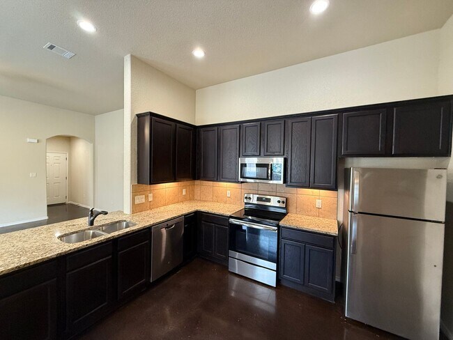 Building Photo - Modern Duplex in Prime Location