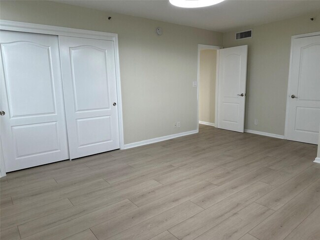 Building Photo - 3510 Oaks Way