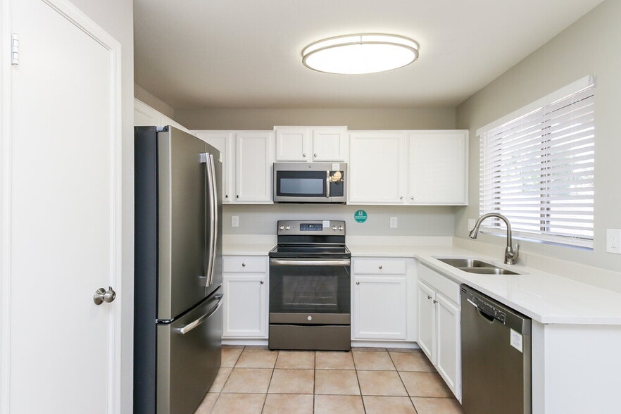 Building Photo - 10602 W Rosewood Dr