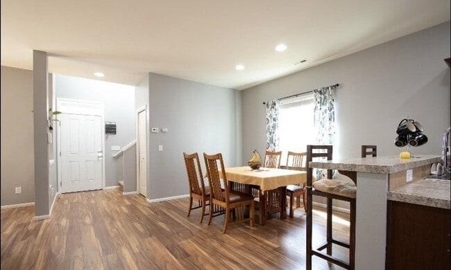 Building Photo - Large 4 bedroom home-Pet friendly!