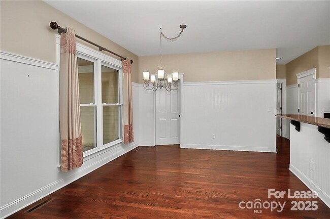 Building Photo - 2300 Mirow Pl