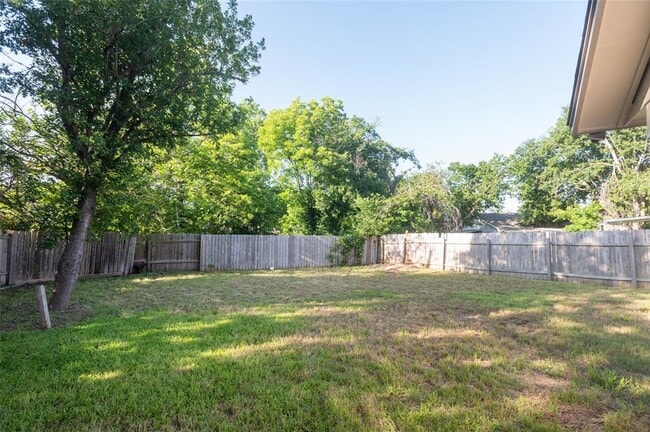 Building Photo - 1407 Click Cove
