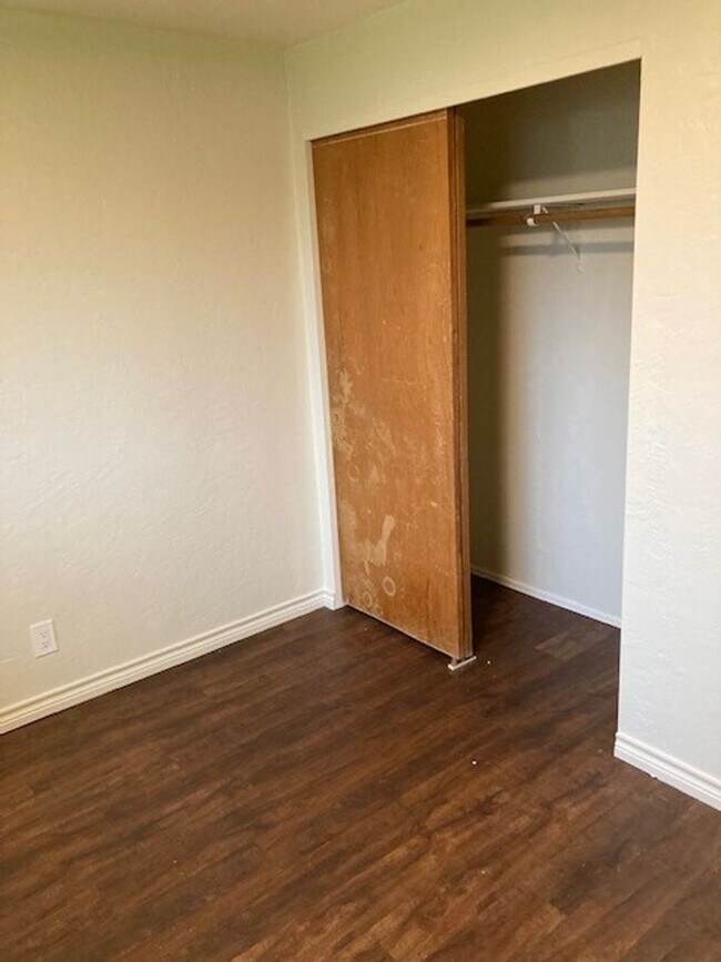 Building Photo - (OCK 5) Beautifully remodeled 2 bedroom/1.5 bath duplex