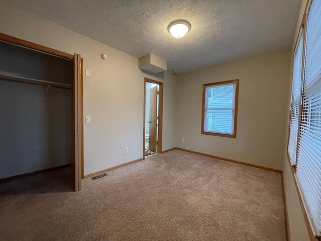 Building Photo - Great 3 Bed, 3 Bath house.