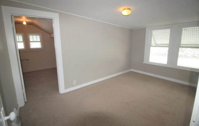 Building Photo - Spacious updated 4 bed 2 bath home in the heart of Rock Island!