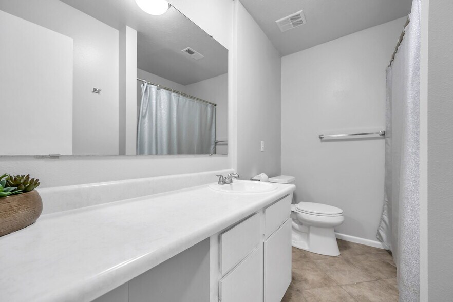 Building Photo - 1044 E Quail Park Dr
