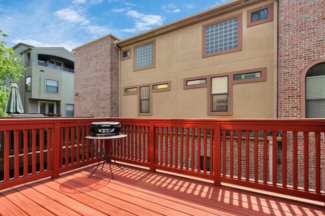 Building Photo - 592 Bomar St