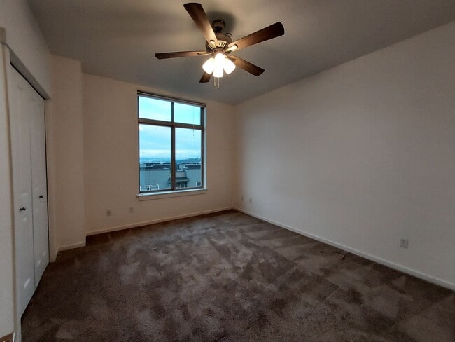 Building Photo - 2 Bed - 2 Bath Townhome in Downtown Tacoma!