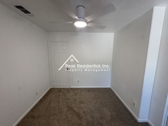 Building Photo - Great 4 Bd/2.5Ba Duplex with 1 Car Garage!