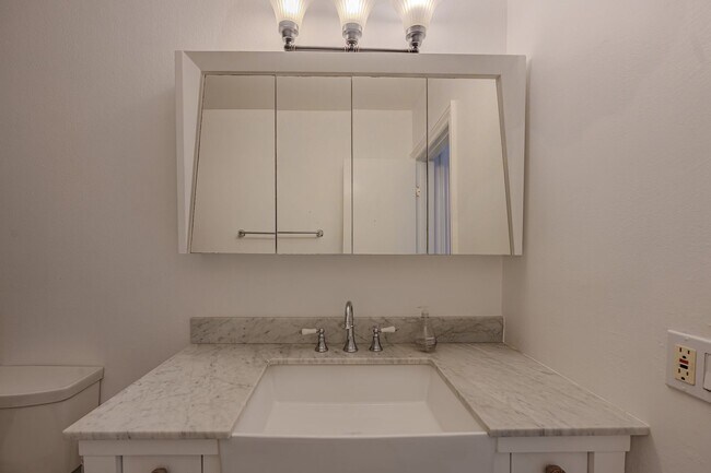 Building Photo - Beautifully Remodeled 1 BD, 1 Mile to beach