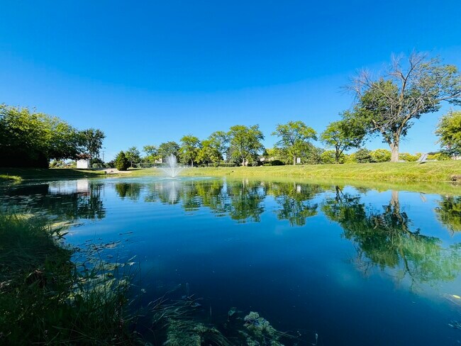 Building Photo - 350 Plum Creek Dr