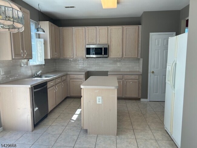 Building Photo - 240 Winding Hill Dr