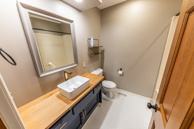 Updated hall bathroom - 3140 Buckmoor Ct