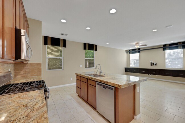 Building Photo - Southern Highlands: Spacious 4-Bedroom Home in a Gated Community with Upstairs Loft, Private Back...