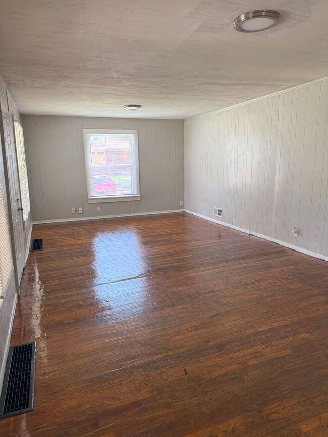 Building Photo - 3 bedroom, 1 bath remodeled home