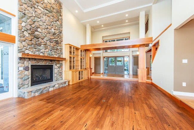 Building Photo - Beautiful Custom Home Overlooking Sequim Bay