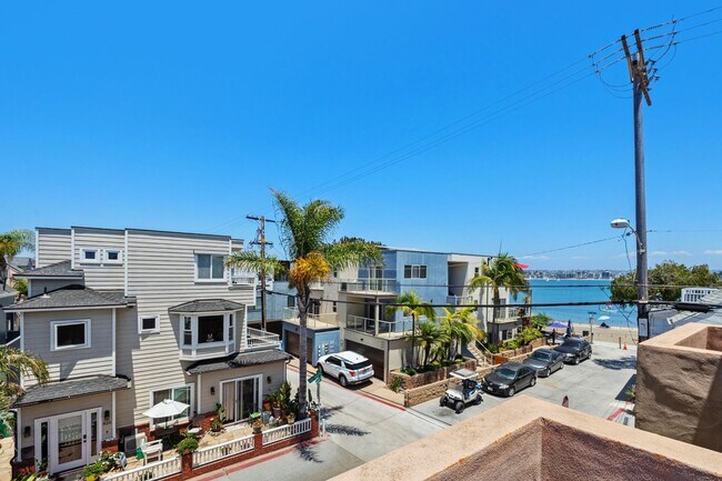 Building Photo - Mission Beach. 3 bedroom, 2.5 bath, 2 car garage,