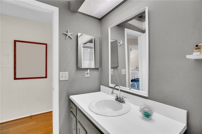 Building Photo - 2 Vis Gdns Trl