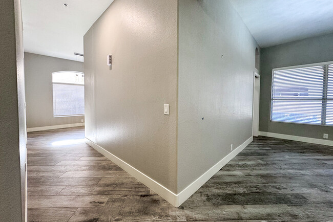 Building Photo - 3Bed/2.5 Ba House in Gated Community in No...