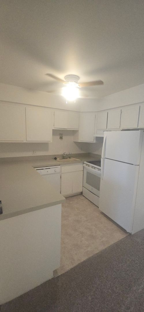 Building Photo - 2 bed 2 bath condominium