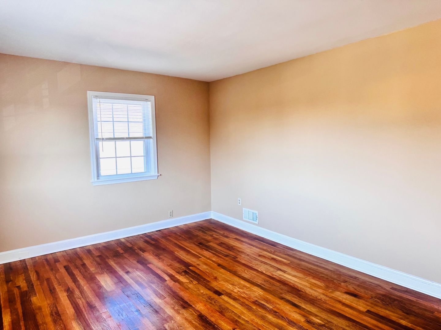 Building Photo - 8805 Plymouth St