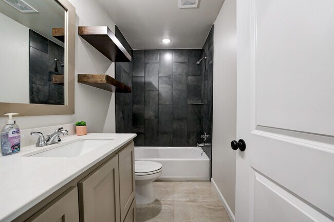 Building Photo - Brand New Home in Mustang!