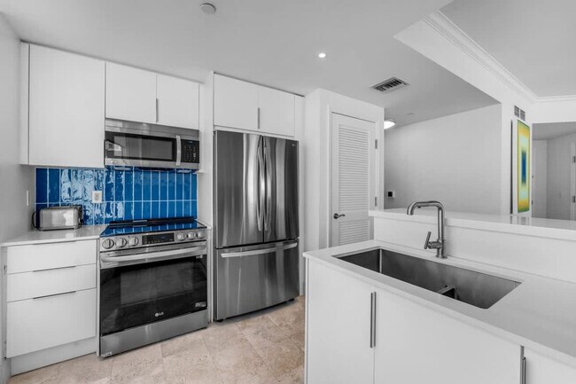 Building Photo - 4401 Collins Ave