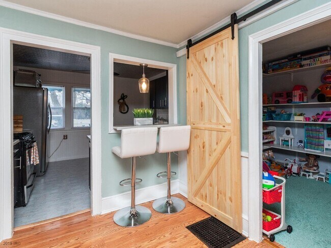 Building Photo - 5638 University Ave