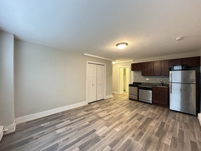 Building Photo - 450 W Wellington Ave