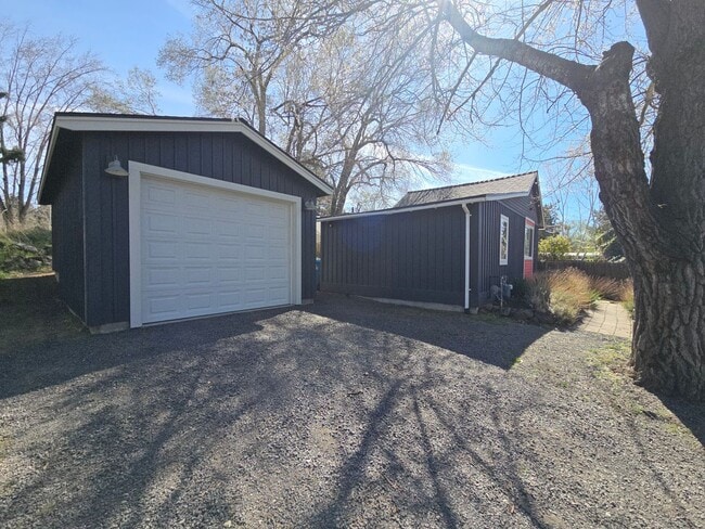 Building Photo - ?PRICE DROP? $300 off 1st months rent?Private & Super Cute 1BR – Prime Bend Location Near Food Carts