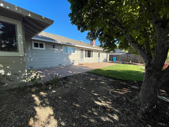 Building Photo - Lovely Santa Rosa 3 bedroom 3 bathroom Hom...