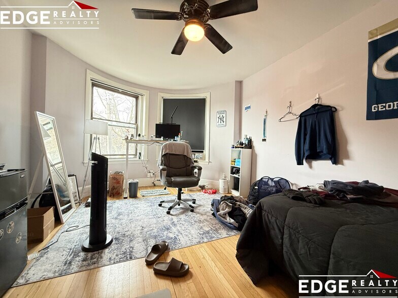 Building Photo - 74 Egmont St