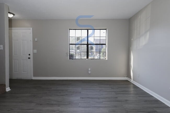 Building Photo - Move in before October 31st and get a $250...