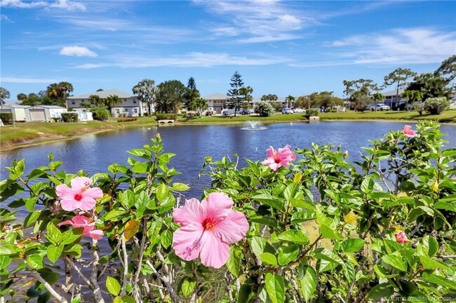 Building Photo - 1564 SE Royal Green Cir