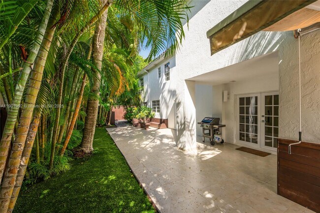 Building Photo - 140 N Hibiscus Dr