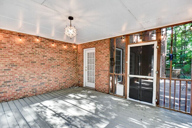 Building Photo - Large, beautiful home in Oconee!