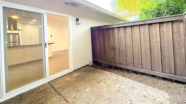 Building Photo - NEWLY RENOVATED---- 2BD/1BA, End Unit TH in Twin Creeks Garden, San Ramon- Available Now!