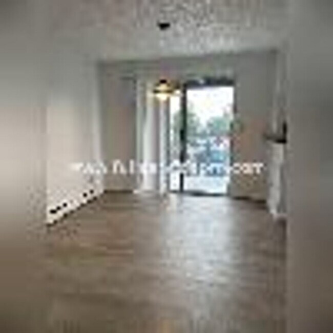 Building Photo - Sweet Seatac 2 BD Top Floor Condo+Parking!