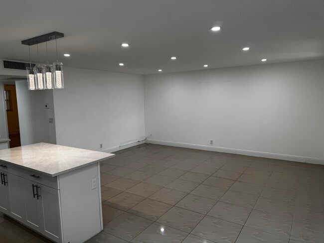 Building Photo - 153 Monaco Way