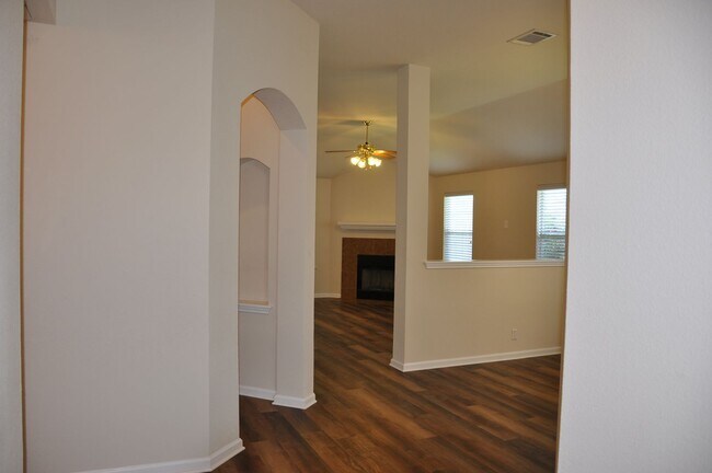 Building Photo - 3 Bedroom 2 Bath with Study in Kyle