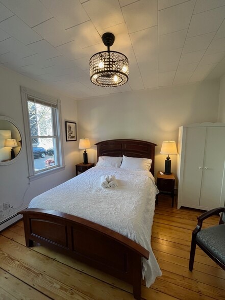 Smart TV, usb, AC in summer - 334 Hurley St