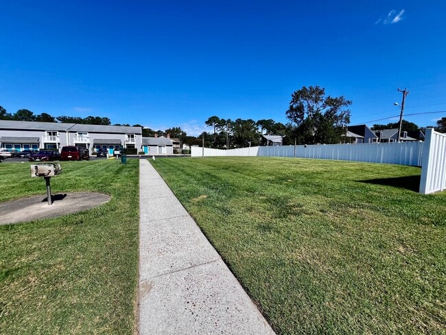 Building Photo - AMAZING 2 BED / 2 BATH CONDO – ONLY 8 BLOCKS FROM THE BEACH!