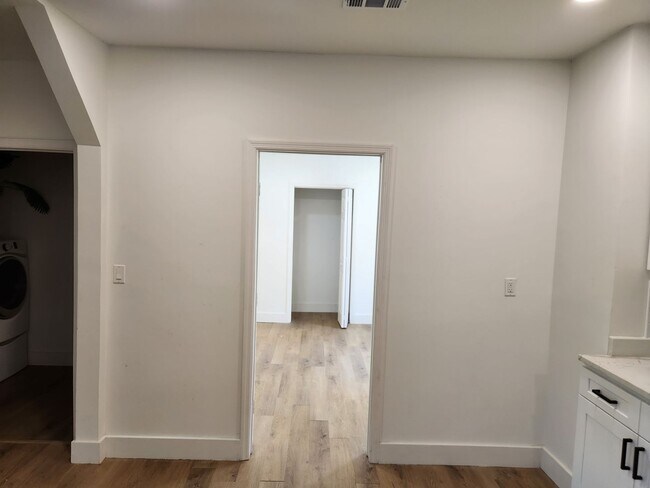 Building Photo - 422 W 42nd St