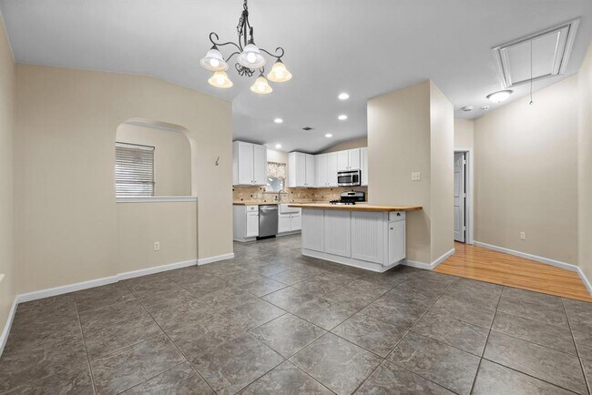 Building Photo - 298 Hogan