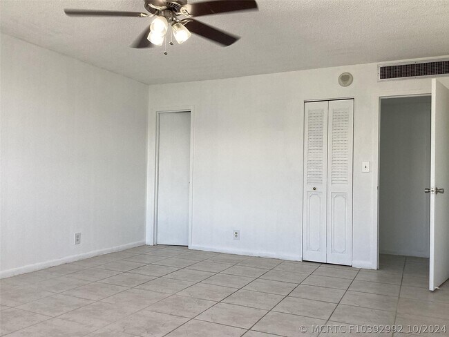 Building Photo - 100 Golden Isles Dr