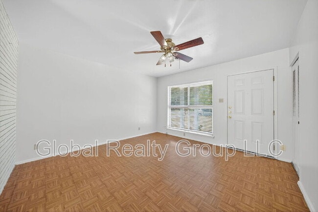 Building Photo - 121 Rosewood Dr